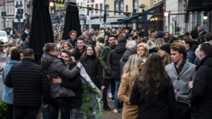 Roermondse burgemeester woest over massaal ‘borrelprotest’: gemeente overweegt sancties tegen horecaondernemers