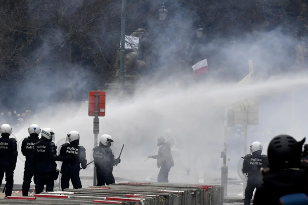Zeventig arrestaties bij coronaprotest in Brussel, meerdere agenten gewond