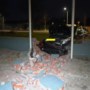 Auto knalt tegen muurtje in Panningen: bestuurder naar ziekenhuis