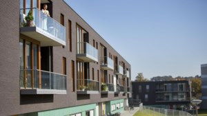 Wooncorporatie helpt huurders aan werk met groenonderhoud rond wooncomplexen
