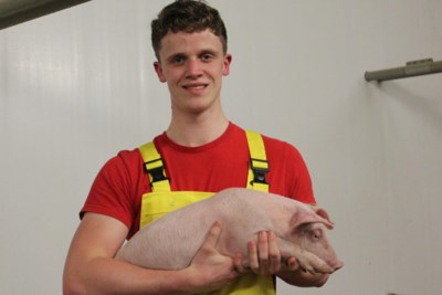 Trotse Jonge Boer Jan (21) wordt elke week weer wat wijzer van het werken in de varkensstal 