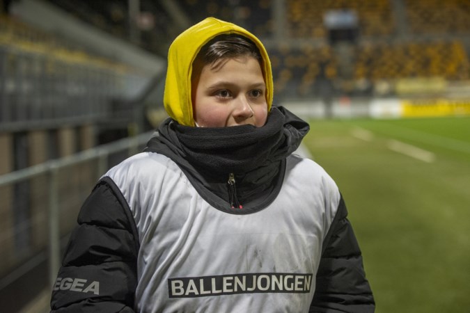 Ballenjongen Jay-Jay (12) op de schouders bij Niek Vossebelt na overwinning: ‘een moment om nooit te vergeten’ 