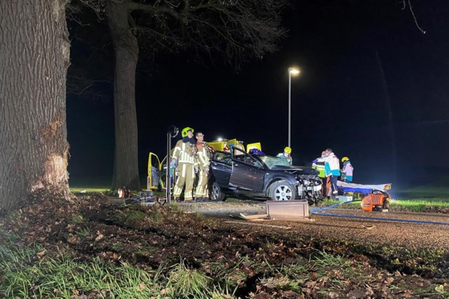 Auto botst tegen boom in Sint Odiliënberg: traumaheli geland...