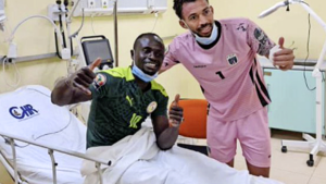 Bijzonder: Sadio Mané poseert in ziekenhuis met doelman die hem torpedeerde