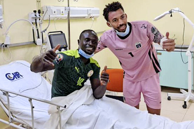Bijzonder: Sadio Mané poseert in ziekenhuis met doelman die hem torpedeerde