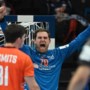 ‘Toen ik het cynisme van Ajacieden Tadic en Martinez zag, verlangde ik naar de puurheid van de Nederlandse handballers’