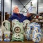 Verzameling van kleurrijke keramieken klokken van John Claessens wordt pop-up museum in kringloop Maastricht