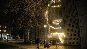 Tweehonderd lampjes vormen kleurrijk silhouet van Toon Hermans op Sittardse schouwburg