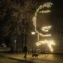 Tweehonderd lampjes vormen kleurrijk silhouet van Toon Hermans op Sittardse schouwburg
