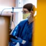 Steeds meer personeelsuitval vanwege omikron: thuiszorg vraagt ziekenhuis om operaties uit te stellen 