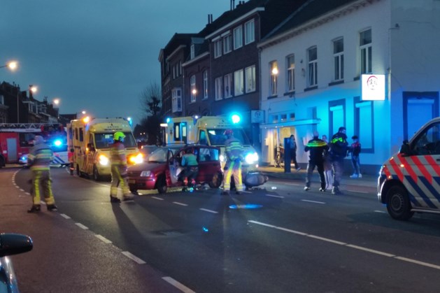 Bestuurder bekneld in auto na aanrijding in Maastricht