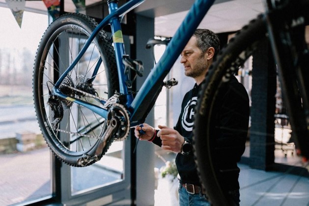 Caspar Wrunland stands as a financial advisor and opens a bicycle shop in Eijsden