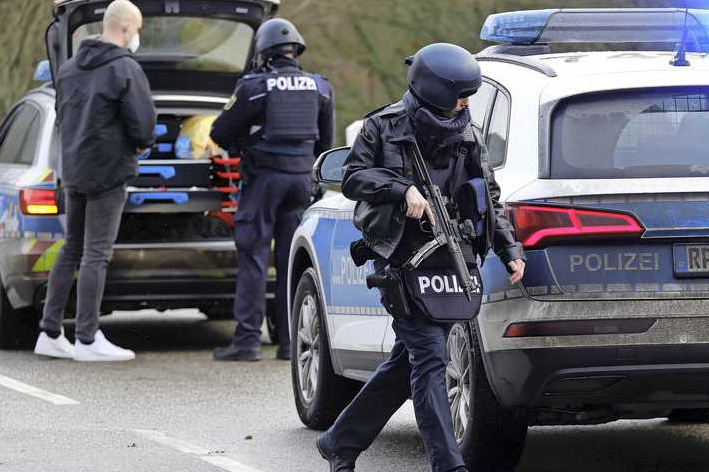 Die deutsche Polizei nimmt Verdächtige fest, die zwei Polizisten erschossen haben…