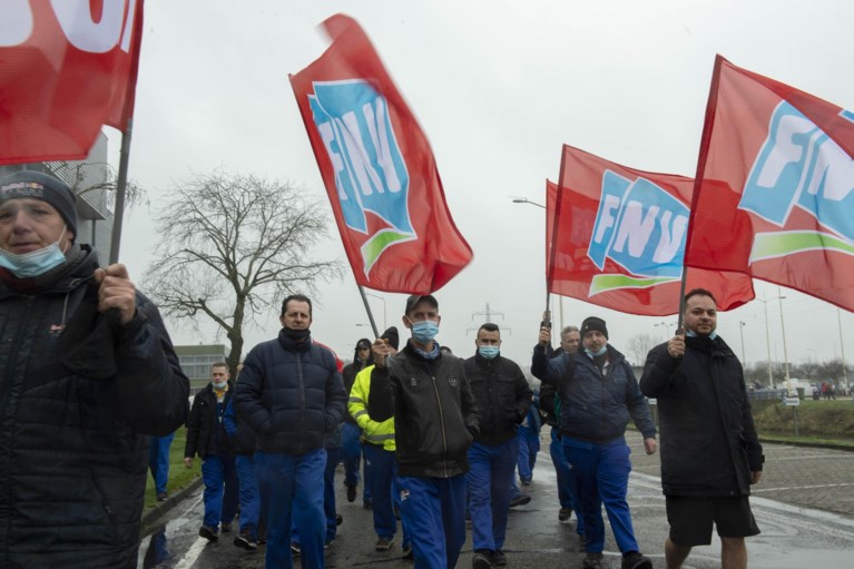 Medewerkers VDL staken tijdelijk: ‘Een duurzaam milieu, ja! Maar niet ten koste van duurzame banen’