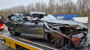 Auto schiet onder truck op A76 bij Spaubeek: bestuurder naar ziekenhuis
