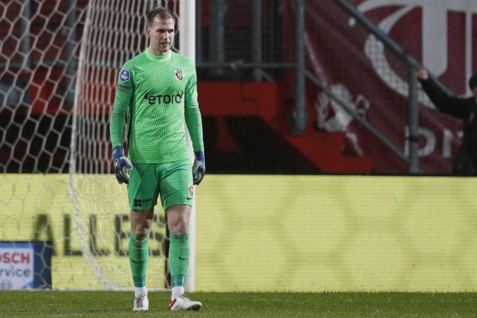 Vitesse-coach houdt ondanks blunder vertrouwen in doelman Jeroen Houwen: Limburger speelt gewoon tegen Ajax