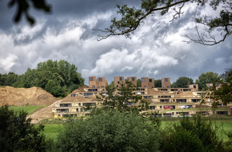 Boerderij van de Toekomst bij Trintelen, een omstreden boerenloods die als hete aardappel wordt doorgeschoven