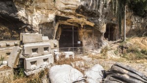 Politie ontdekt illegaal café diep in levensgevaarlijke grot: Limburgs gezin met drugs eruit gehaald en beboet