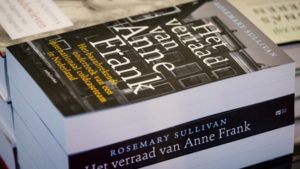 Uitgever: onvoldoende steun voor conclusie verraad Anne Frank