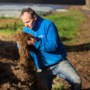 Akkerbouwer Eric hoopt op dikke tuinbonen bij het pionieren met bokashi