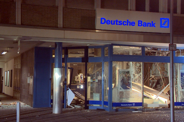Plofkraak op geldautomaat door drie jonge mannen in het Duitse Lobberich 
