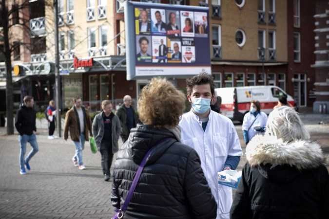 Witte jassen op de Markt in Kerkrade: het gevecht tegen corona is nog niet voorbij