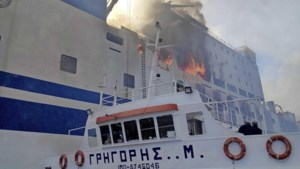 Persoon gered uit brandende veerboot bij Grieks eiland Corfu, 11 mensen vermist