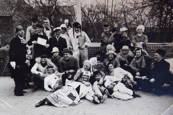 Verklede voetballers mogen op carnavalsdinsdag de wei weer in