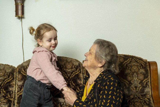 Vier ‘Limburgse maedjes’ uit Roggel vinden het belangrijk hun ‘modertaal’ van generatie op generatie door te geven