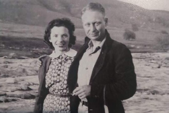 Madeleine (105) eindelijk herenigd met gesneuvelde militair Glenn: stel legt haarlok weduwe op oorlogsgraf Margraten