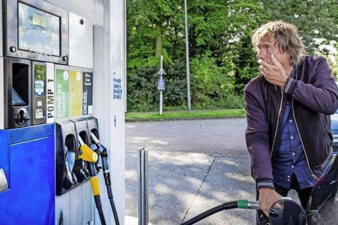 Tanken vanaf vrijdag fors duurder: ‘Benzineprijs schiet nu snel boven 2,20 euro per liter’
