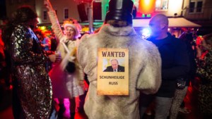 ‘Wanted: Poetin, die schijnheilige Rus’. Ook bij opening carnaval in Valkenburg is oorlog Oekraïne niet ver weg 