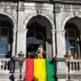 Stadsprins Roel I spreekt ‘vollek’ toe vanaf bordes stadhuis Maastricht 