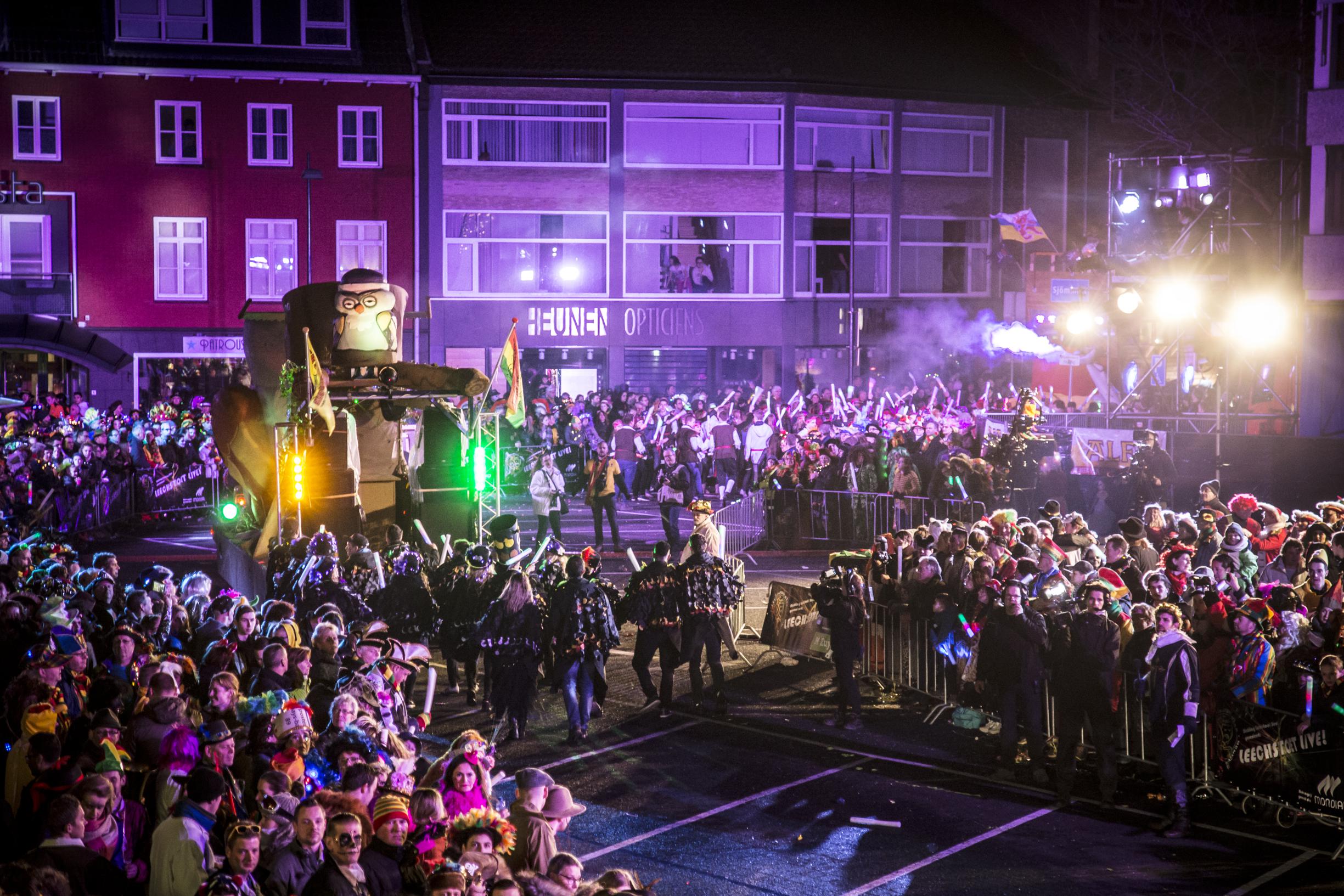 Baeker Vastelaovend Staat Met Eerbetoon Van Blauw En Geel Li... - De ...