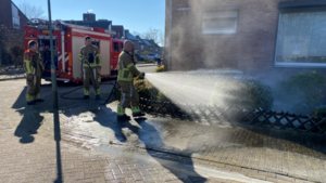 Vuurwerkbom zorgt voor schade aan tuin en woning Swalmen: ‘Het vuur kwam tot tegen mijn raam’
