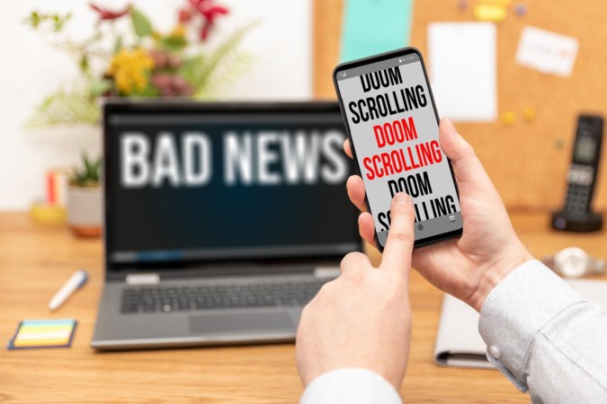 Somber door ‘doomscrolling’? Zo zorg je ervoor dat het oorlogsnieuws jou niet consumeert