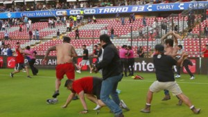 Mexicaanse voetbalcompetitie stilgelegd na veldslag in stadion