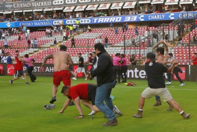 Mexicaanse voetbalcompetitie stilgelegd na veldslag in stadion