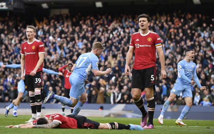 ‘Blauw’ blijft de baas in Manchester, waar dolend United de aansluiting met de top helemaal kwijt is 
