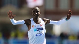 Kipchoge wint marathon Tokio in vierde tijd ooit: ‘Ik hoop met mijn overwinning positiviteit in de wereld te brengen’ 
