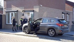 Video: Politie treft vuurwapens aan bij aanhoudingen in Weert vanwege grootste methlab in Nederland