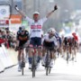 Wout van Aert weer verslagen in Parijs-Nice, Mads Pedersen wint