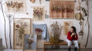 Maastrichtse wandkleden geven uitgebloeide bloemen een tweede leven en duiken op in ‘Weer verliefd op je huis’