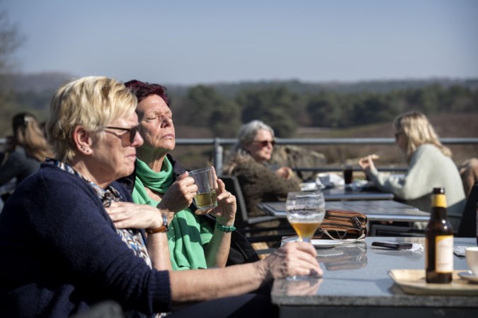Drukte op terrassen in Limburg, horeca moet slim plannen door ziek personeel 