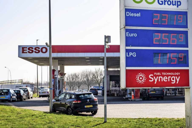 Benzineprijs weer licht omlaag
