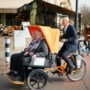 Burgemeester brengt ouderen zelf met riksja naar stembureau:‘Een busje zou voor fietsstad Valkenburg niet gepast zijn’