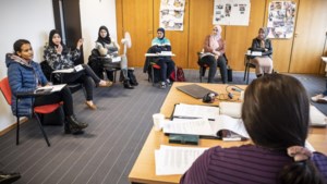 Speciale training helpt Limburgse vluchtelingenvrouwen op weg naar werk: ‘Waar wij vandaan komen, is het niet gepast op te scheppen’