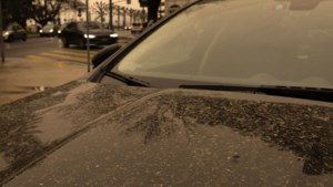 Flinke wolk Saharastof boven Limburg: hoe krijg je je auto weer schoon? En is het wel veilig om in te ademen?
