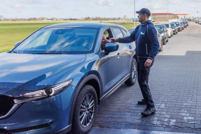 Topdrukte bij autowasstraten door dikke laag Saharazand: ‘Gekkenhuis’
