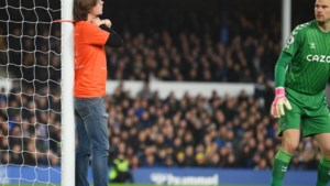 Demonstrant bindt zich vast aan doelpaal bij Everton - Newcastle
